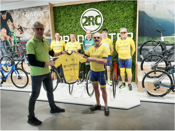 Trikotübergabe im 2RC an Rolf Weggenmann