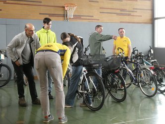 Interessierte Schnäppchenjäger:innern bei der Radbörse